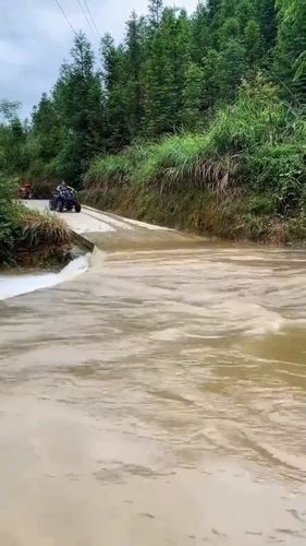 水灾水流不走原因是什么暴雨后路面无法行走的原因暴雨后路面无法行走 大屏