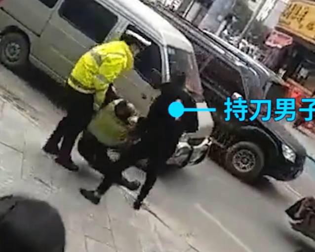 交警截查三轮车，反遭车主叫来的人刺颈倒地，你怎么看闯红灯摩托撞倒辅警怎么处理如何看待曾春亮被抓获